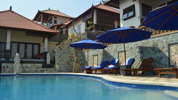 AuĂenpool, LiegestĂŒhle