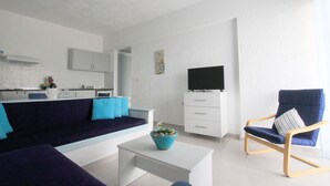 Apartment, 1 Schlafzimmer, Erdgeschoss | Wohnbereich | Flachbildfernseher