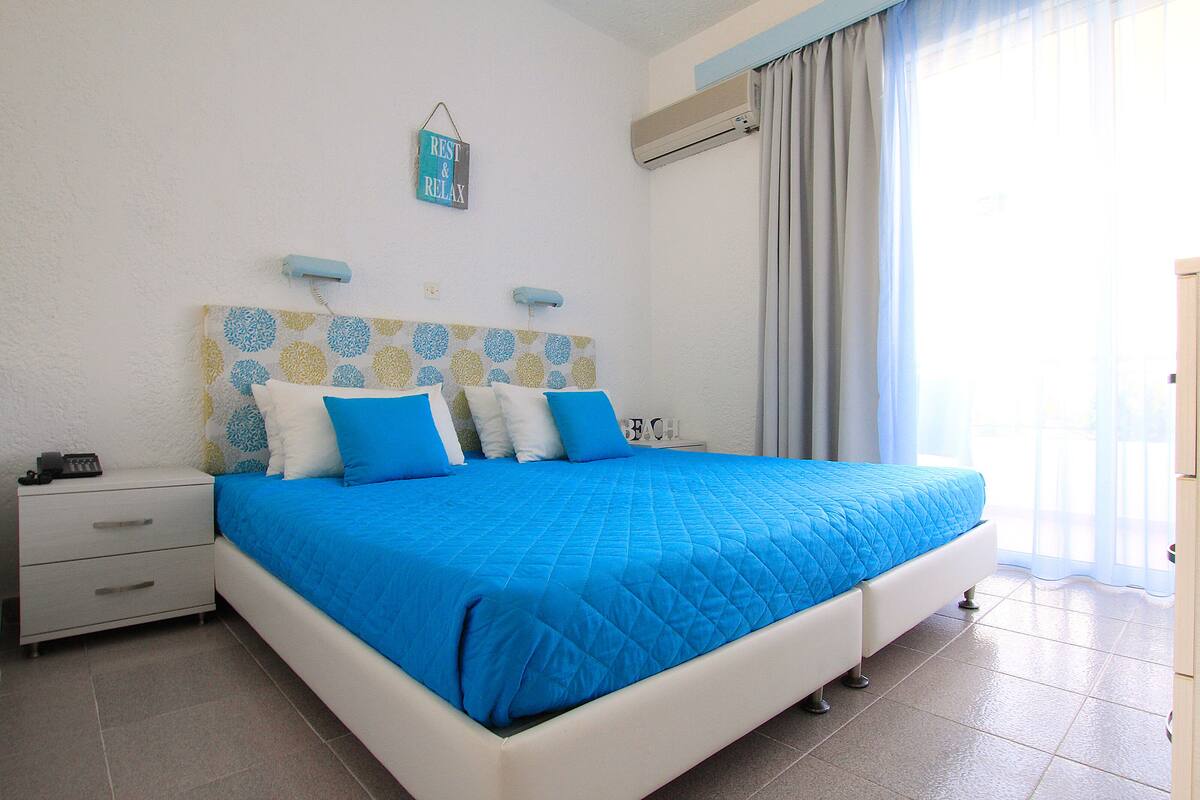 Estúdio (2-3 Adults) | Cofres nos quartos, cortinas blackout, Wi-Fi de cortesia, roupa de cama