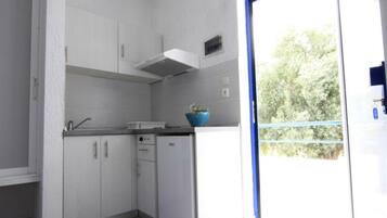 Frigorifero, piano cottura, bollitore elettrico