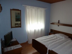 Double or Twin Room, Mountain View | In-room safe, desk, blackout drapes, rollaway beds