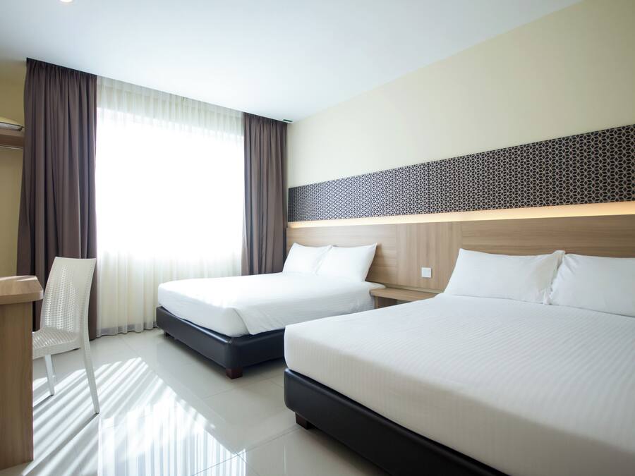 Suite | Desk, WiFi (free), bed sheets