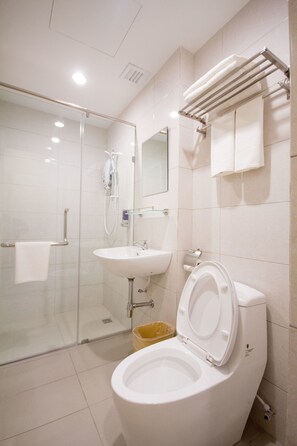 Shower, free toiletries, hair dryer, towels - 118 Hotel Macalister (George Town)