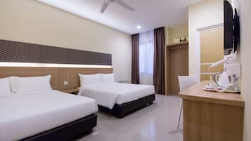 Family Deluxe | Desk, free WiFi, bed sheets, wheelchair access