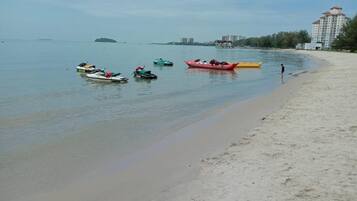 En la playa y playa de arena blanca