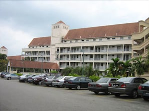 Limited parking - Paradise Lagoon Apartment (Port Dickson)