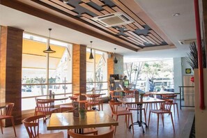 Se sirven desayunos, comidas, cenas y cocina internacional 