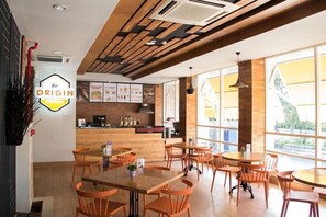 Breakfast, lunch, dinner served; international cuisine 