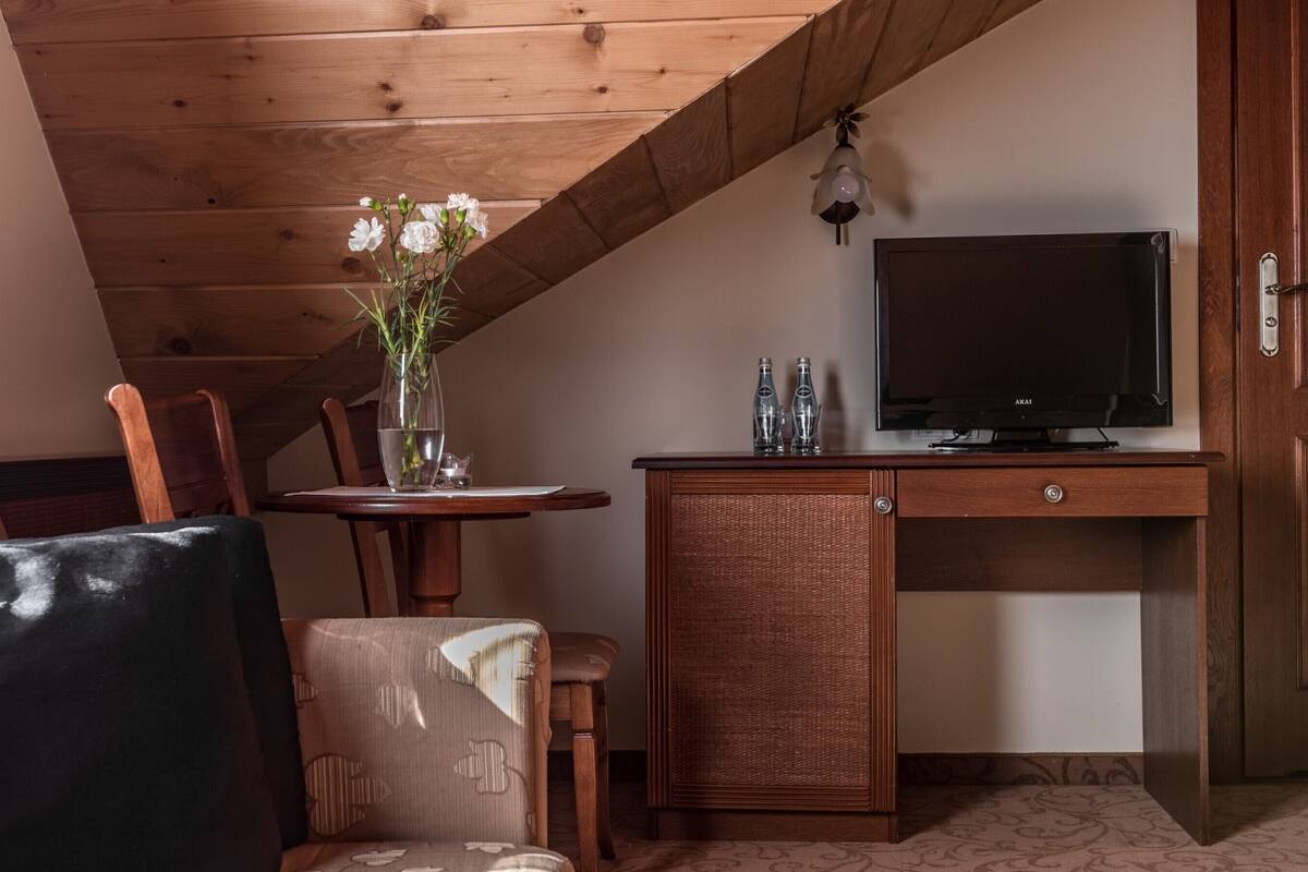 Habitación triple económica | Televisión