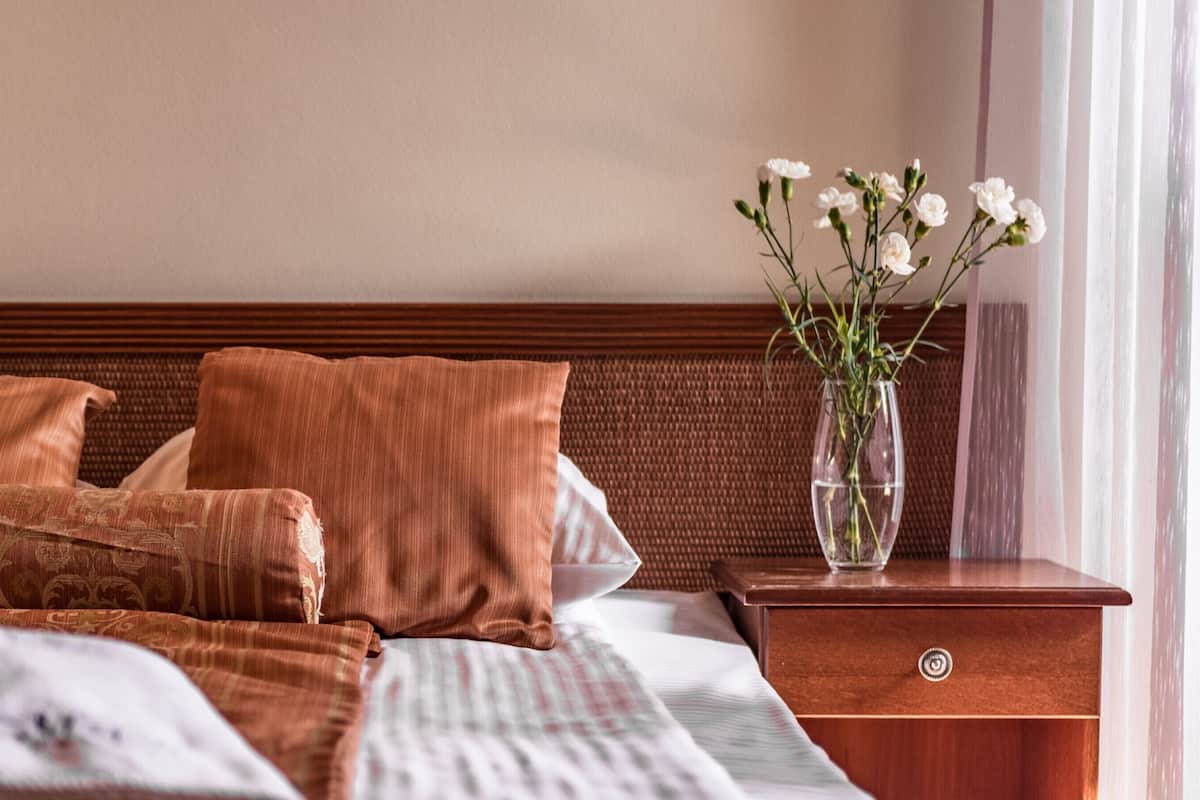 Habitación cuádruple | Espacio para trabajar con un portátil y wifi gratis