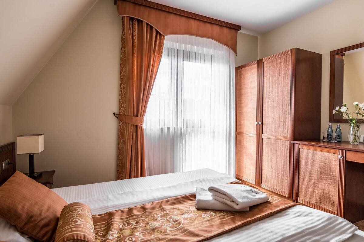 Habitación doble | Espacio para trabajar con un portátil y wifi gratis