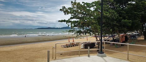 Una spiaggia nelle vicinanze