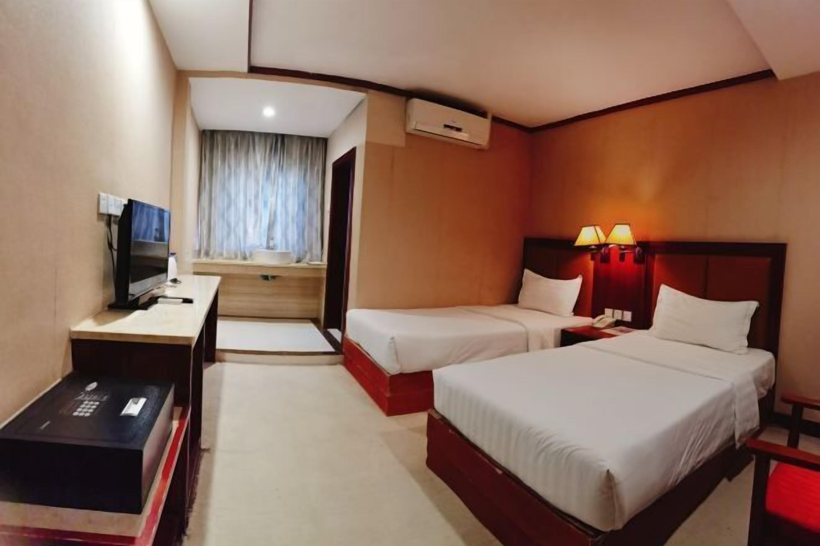 Sengetøy av topp kvalitet, minibar, safe på rommet og skrivebord