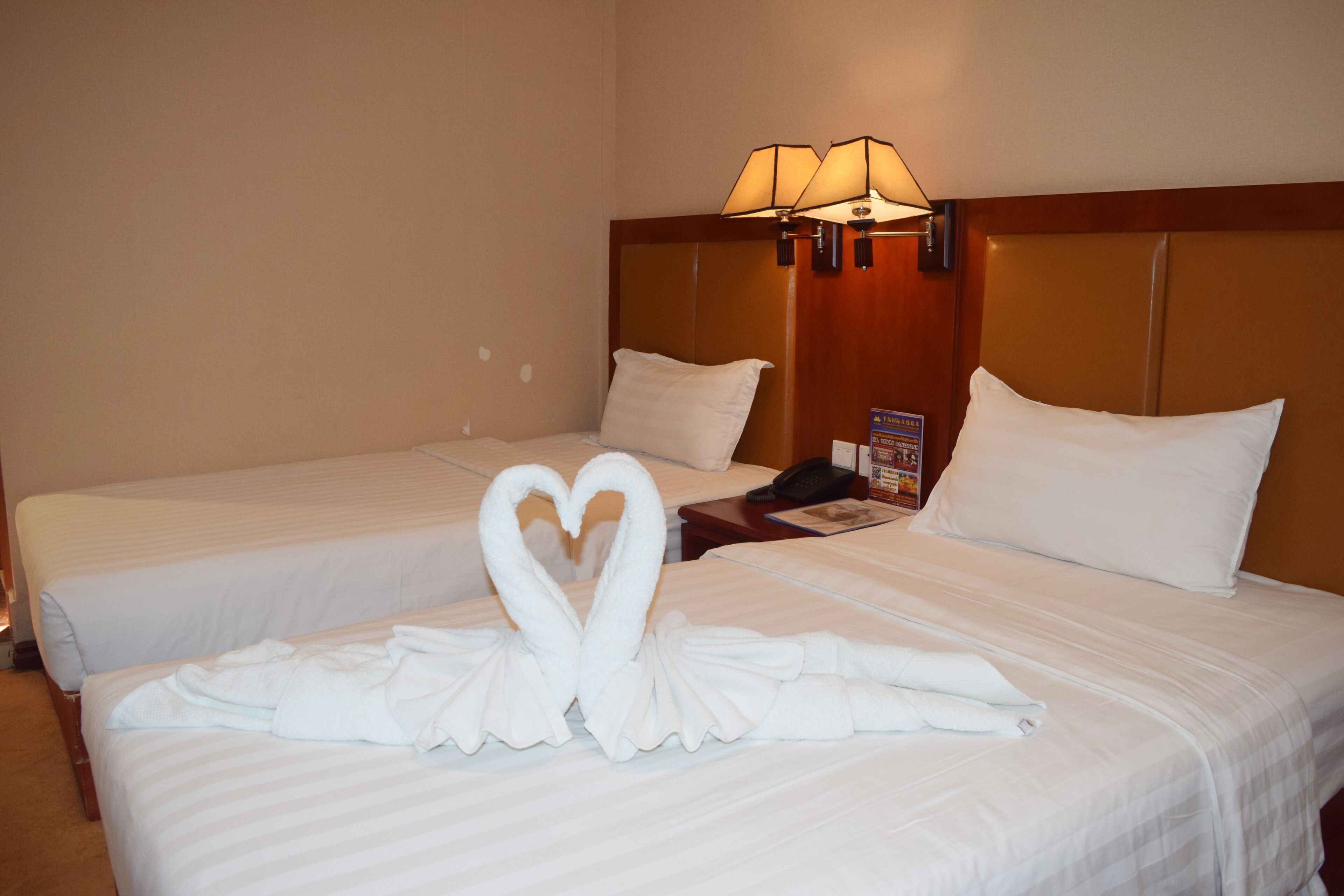 standard twin | premium bedding, minibar, in-room safe, desk