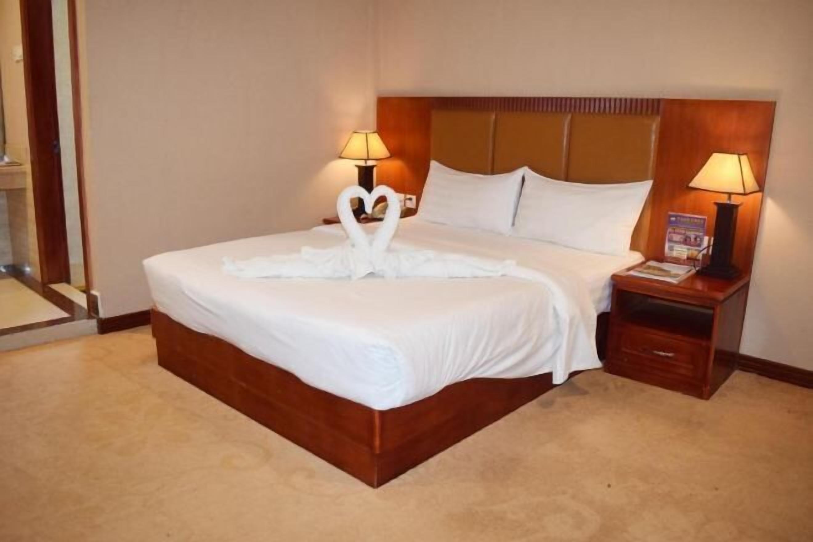 Sengetøy av topp kvalitet, minibar, safe på rommet og skrivebord