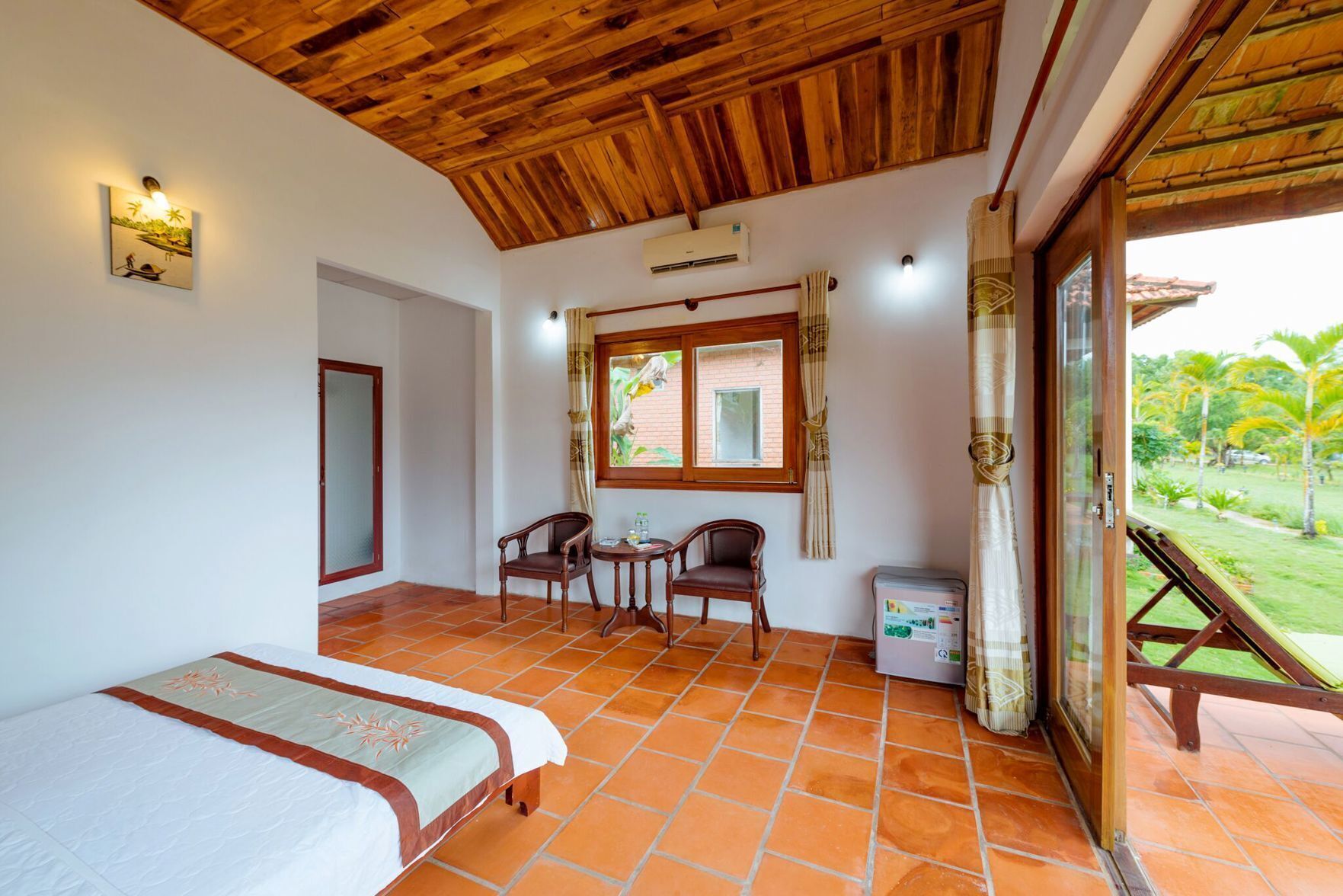 Frigobar, cofres nos quartos, escrivaninha, berços grátis