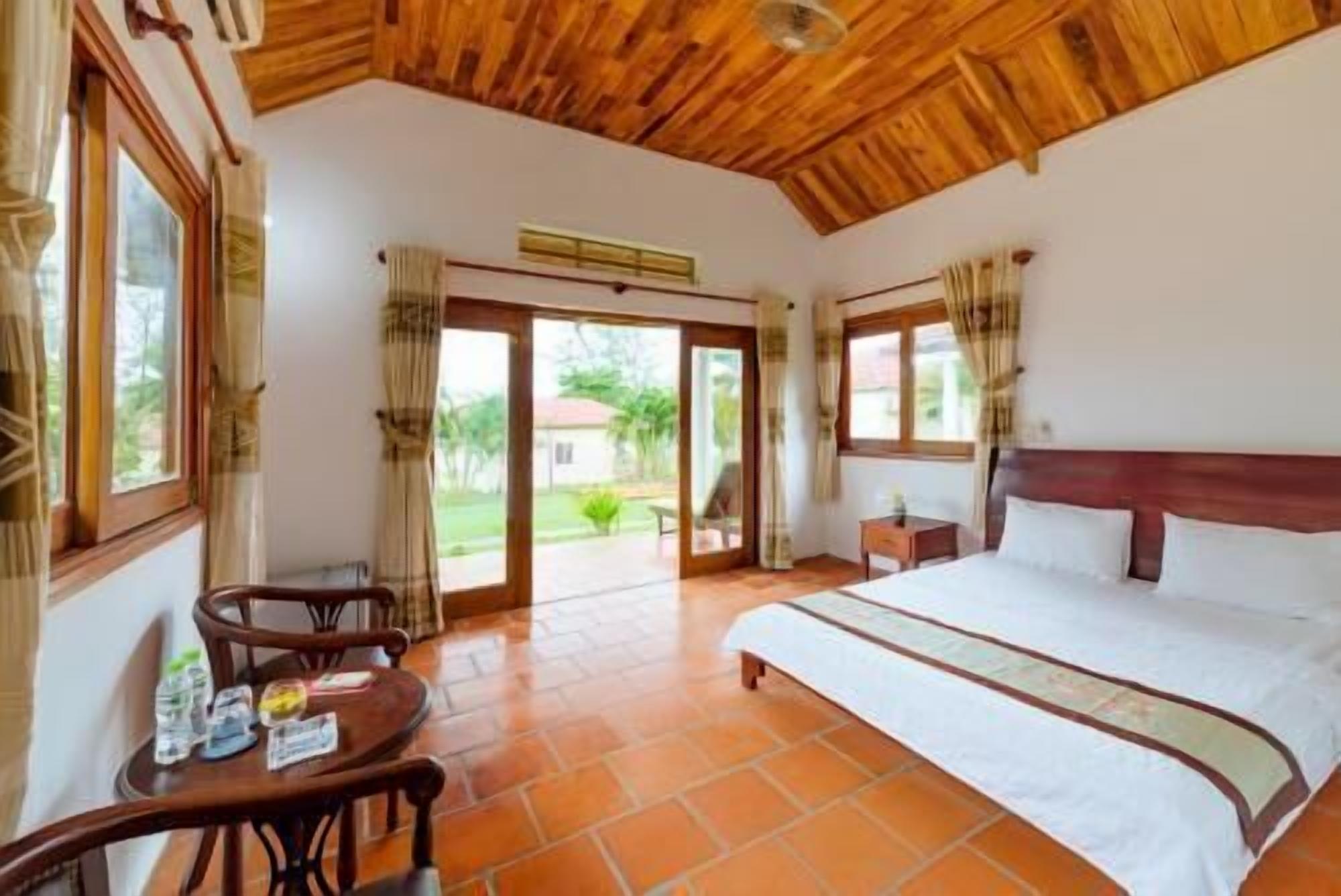 Frigobar, cofres nos quartos, escrivaninha, berços grátis