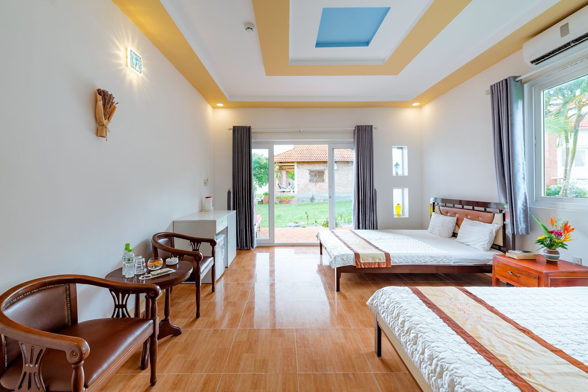 Frigobar, cofres nos quartos, escrivaninha, berços grátis