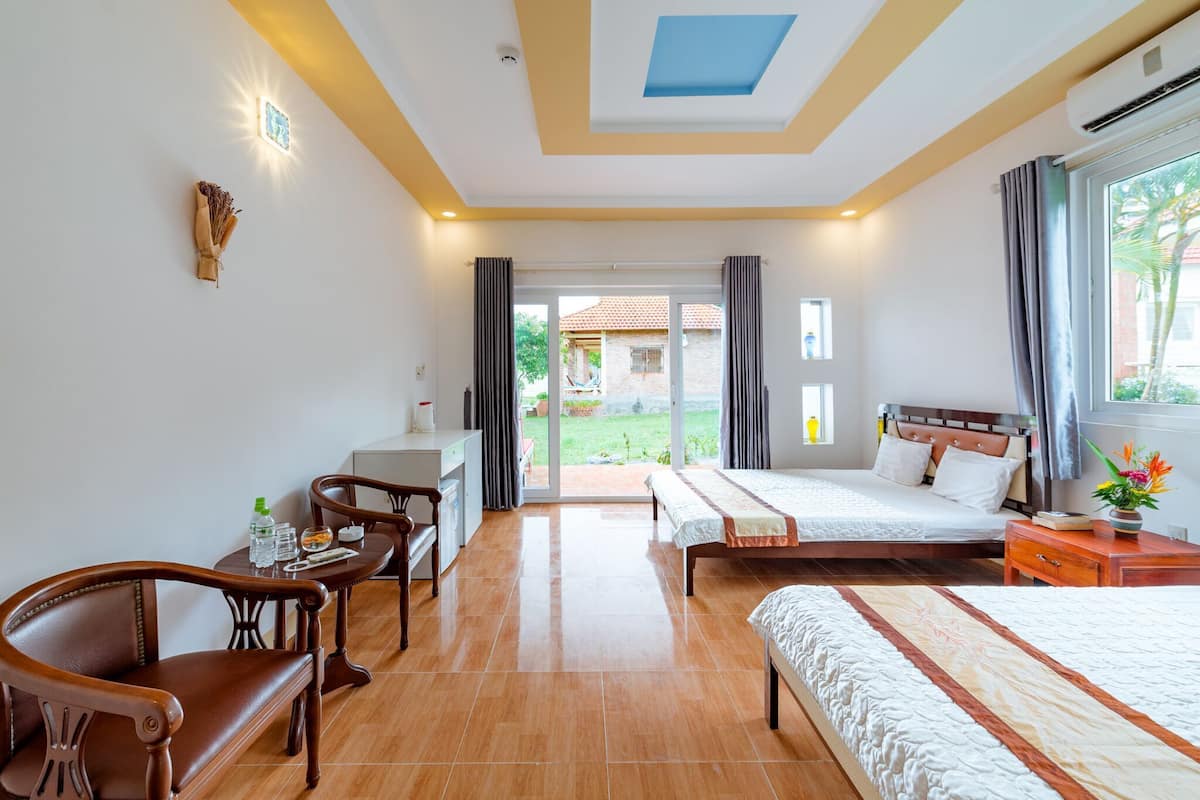 Frigobar, cofres nos quartos, escrivaninha, berços grátis