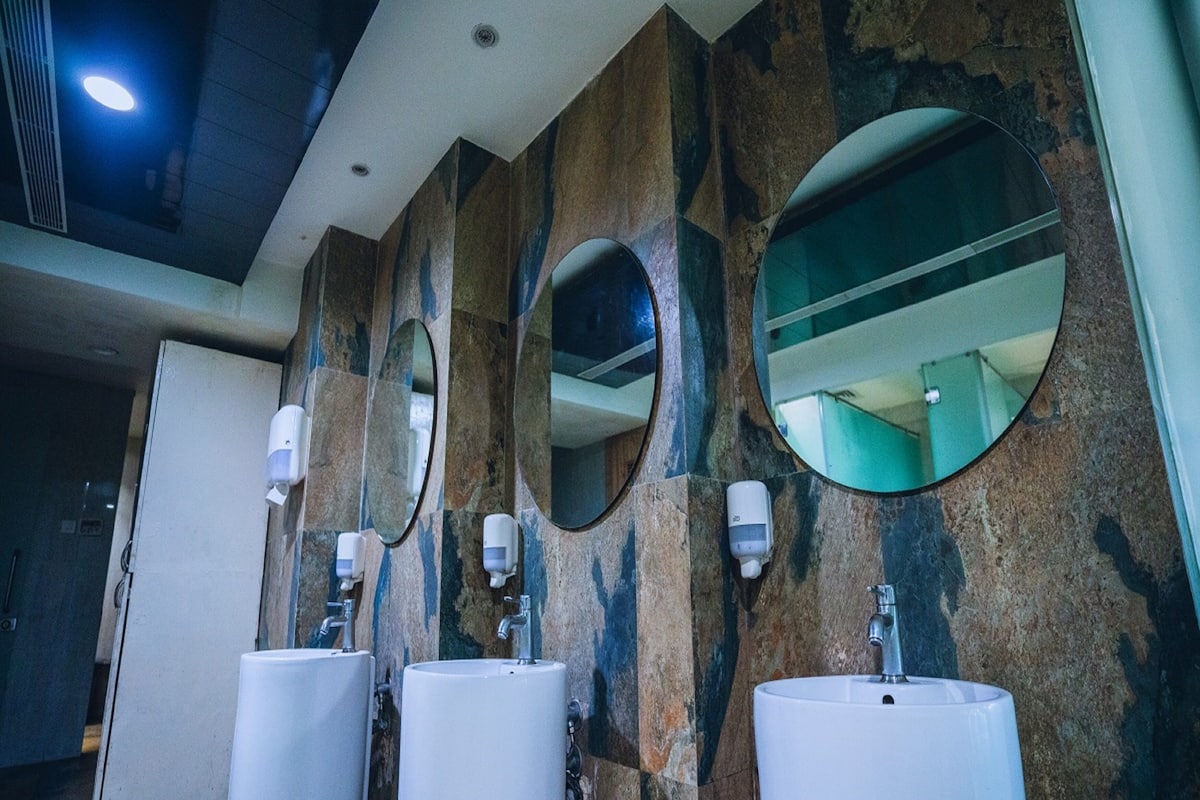 sauna, steam room, body scrubs, facials, ayurvedic treatments