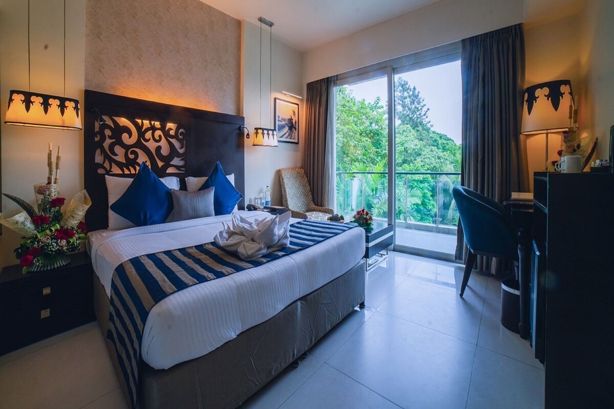 Premium bedding, minibar, in-room safe, desk