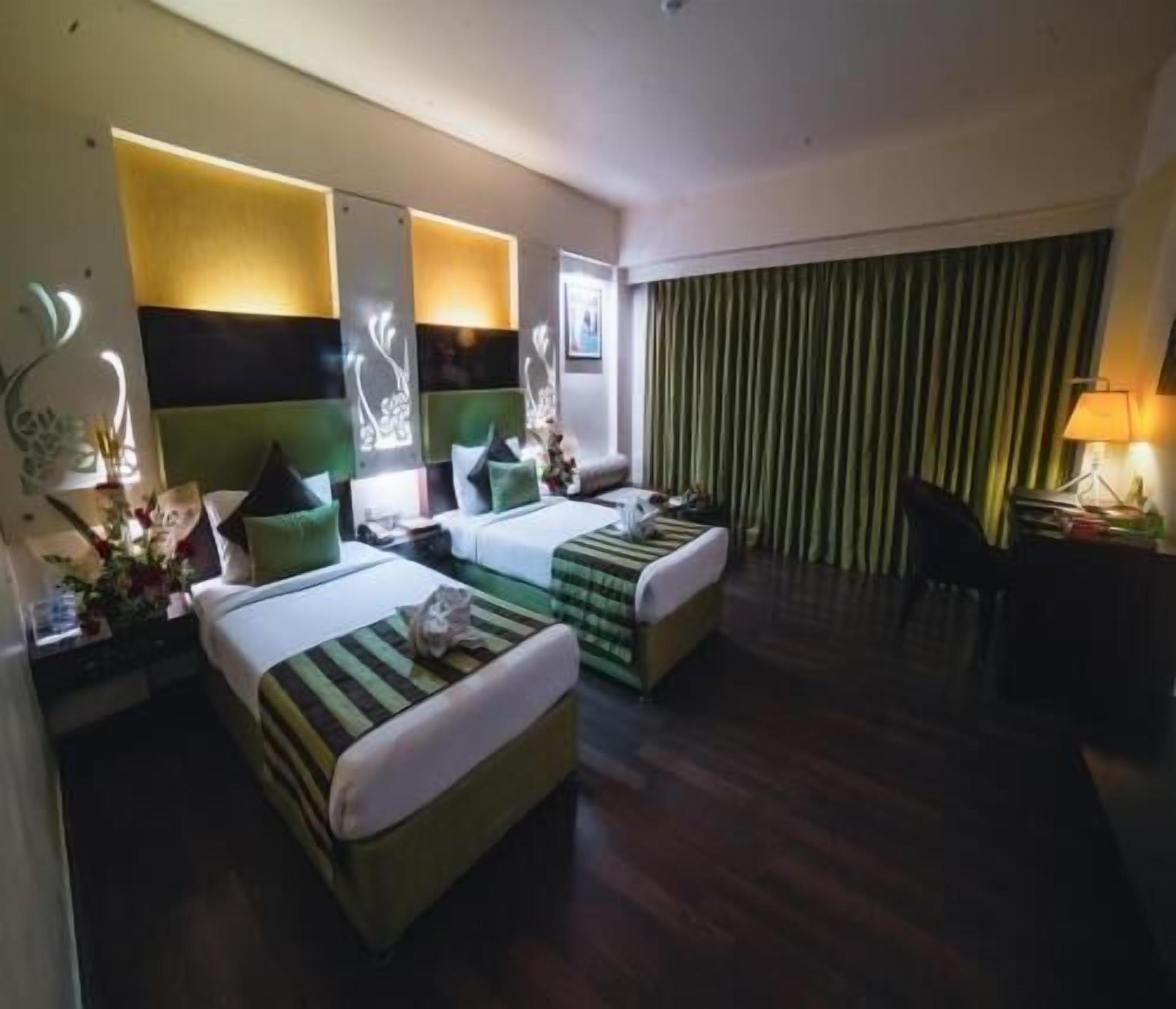 Ropa de cama de alta calidad, minibar, caja fuerte y escritorio