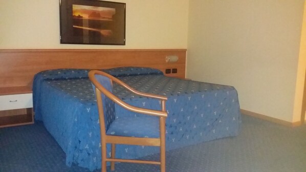 Bureau, lits bébé (en supplément), lits pliants/supplémentaires