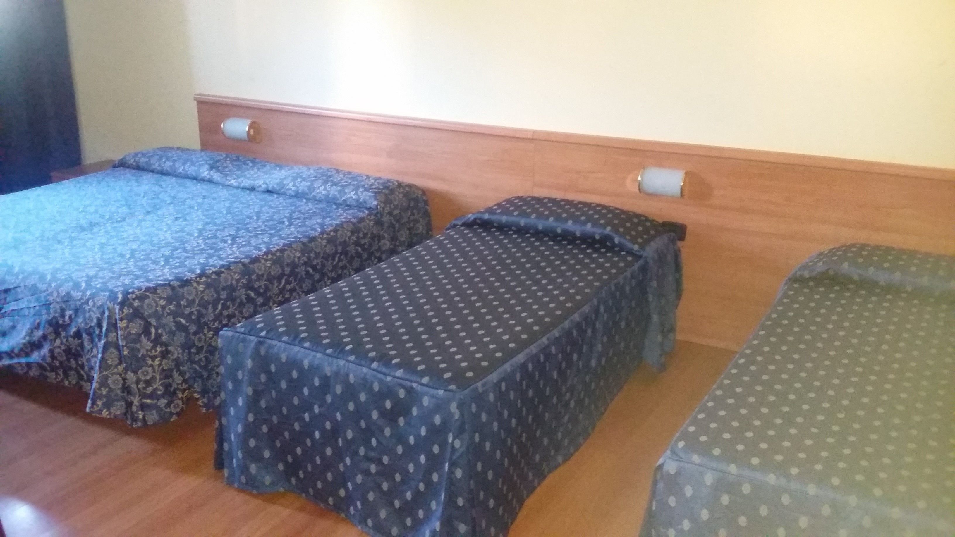 desk, cots/infant beds, rollaway beds, free wifi
