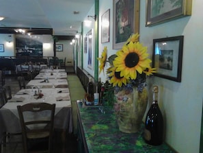 Aperto a colazione, pranzo e cena, cucina locale