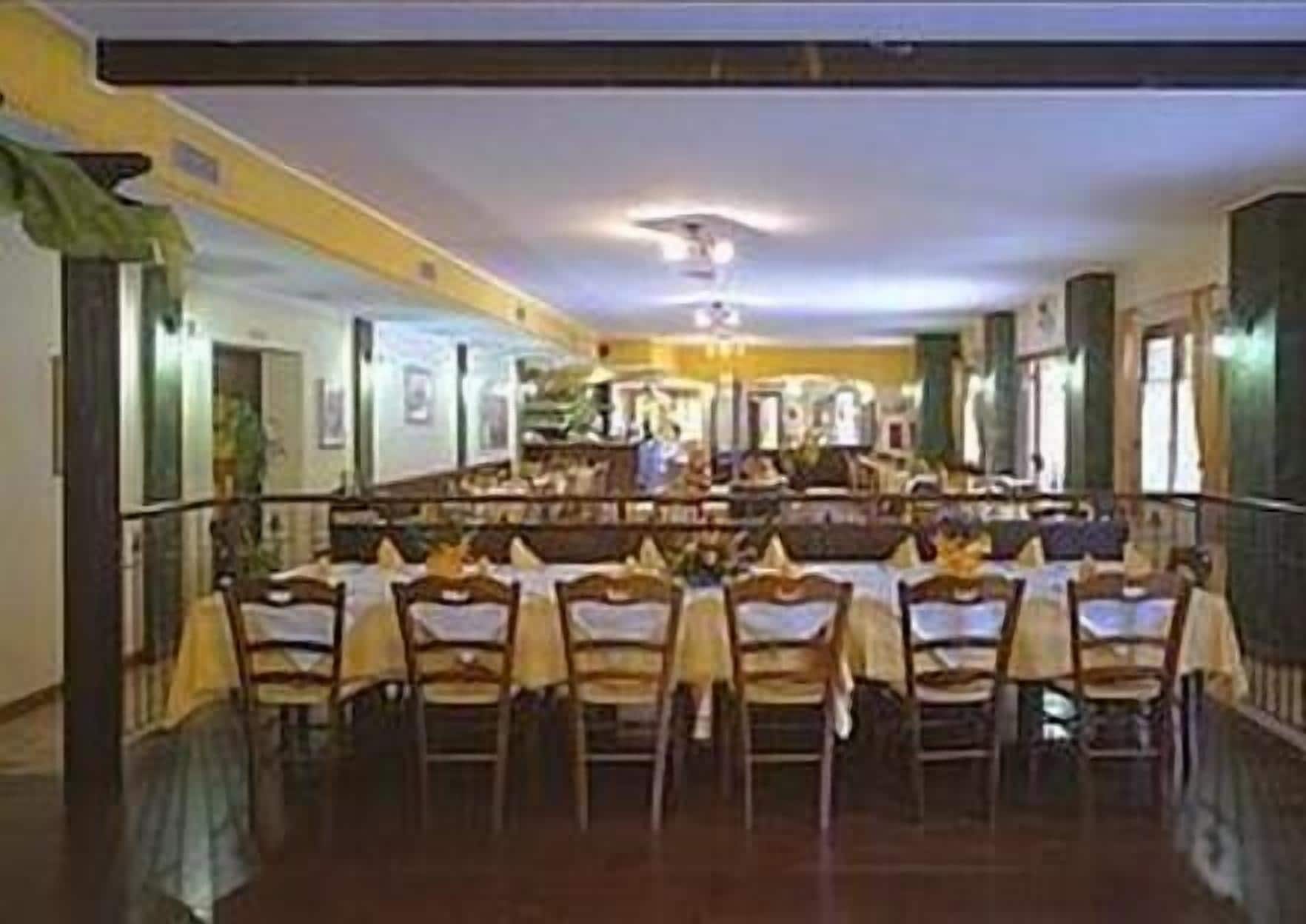 Aperto a colazione, pranzo e cena, cucina locale 