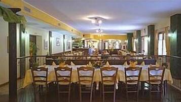 Aperto a colazione, pranzo e cena, cucina locale