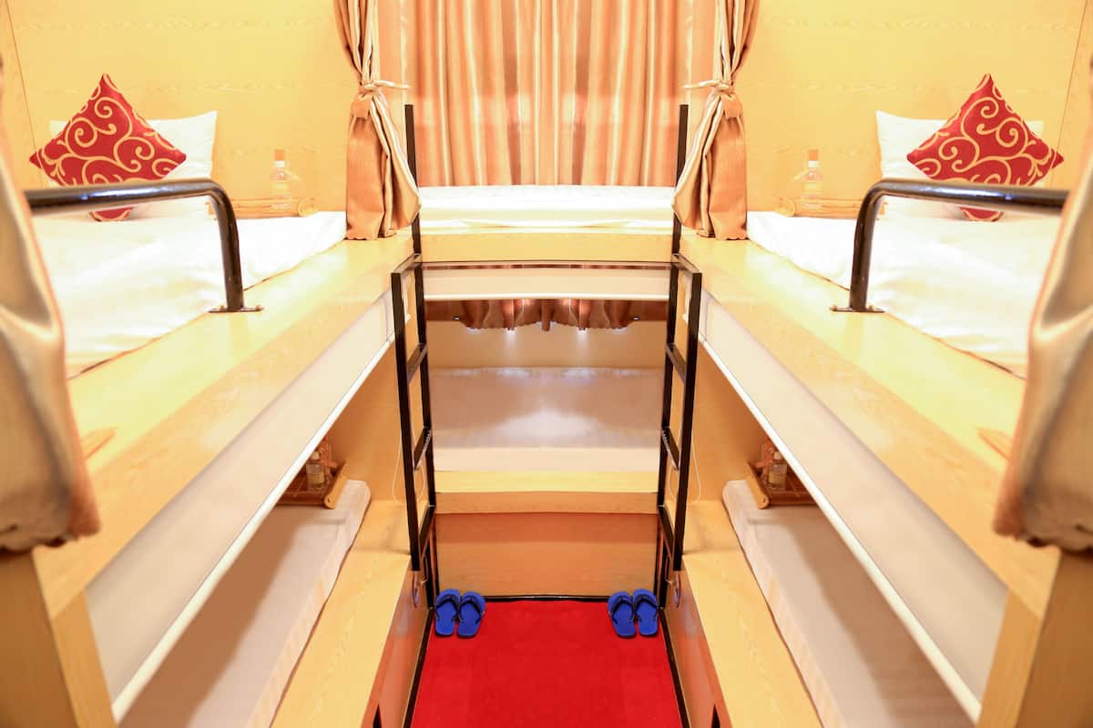 Premium bedding, in-room safe, free WiFi