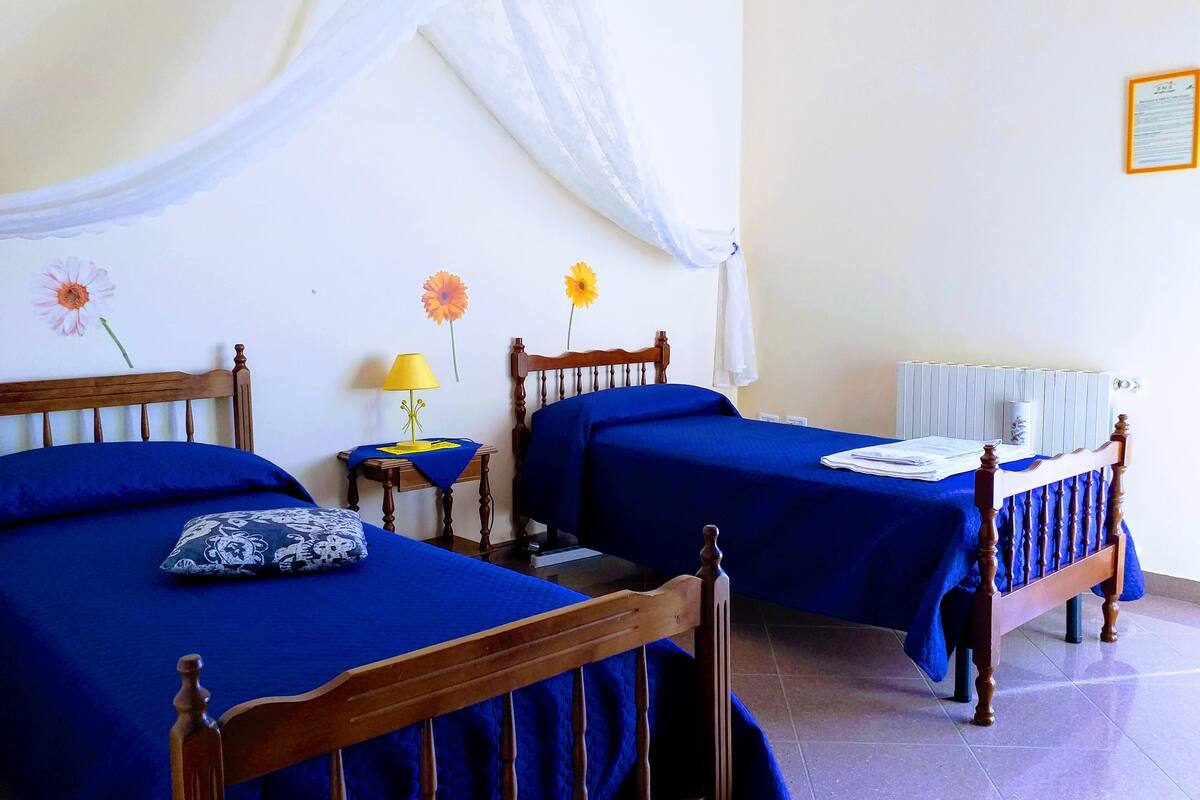 Habitación básica con 2 camas individuales | Tabla de planchar con plancha y wifi gratis