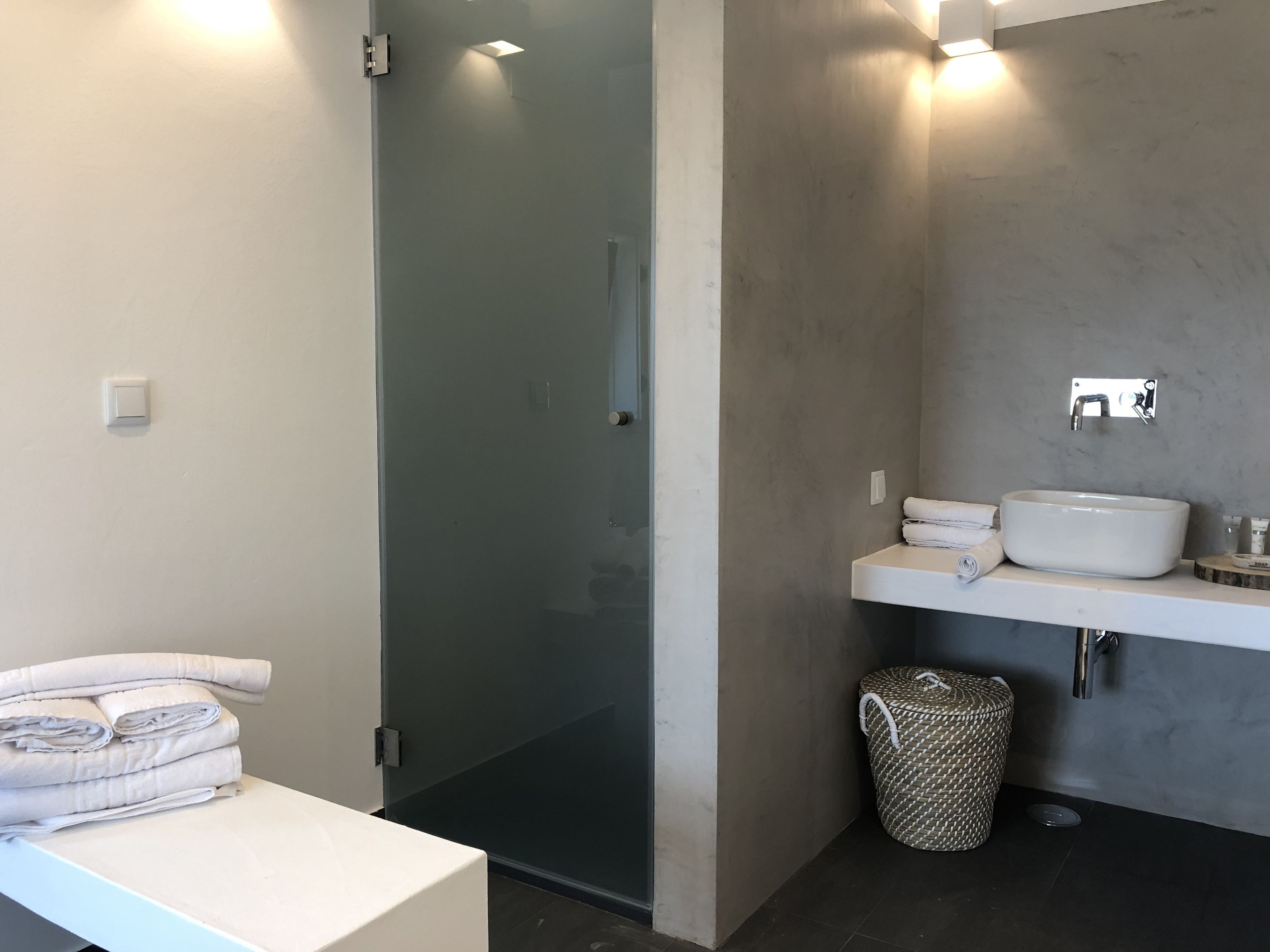 Shower, shower pijat air,  dan perlengkapan mandi gratis