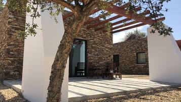 Chambre Double Design, vue piscine | Vue sur la cour