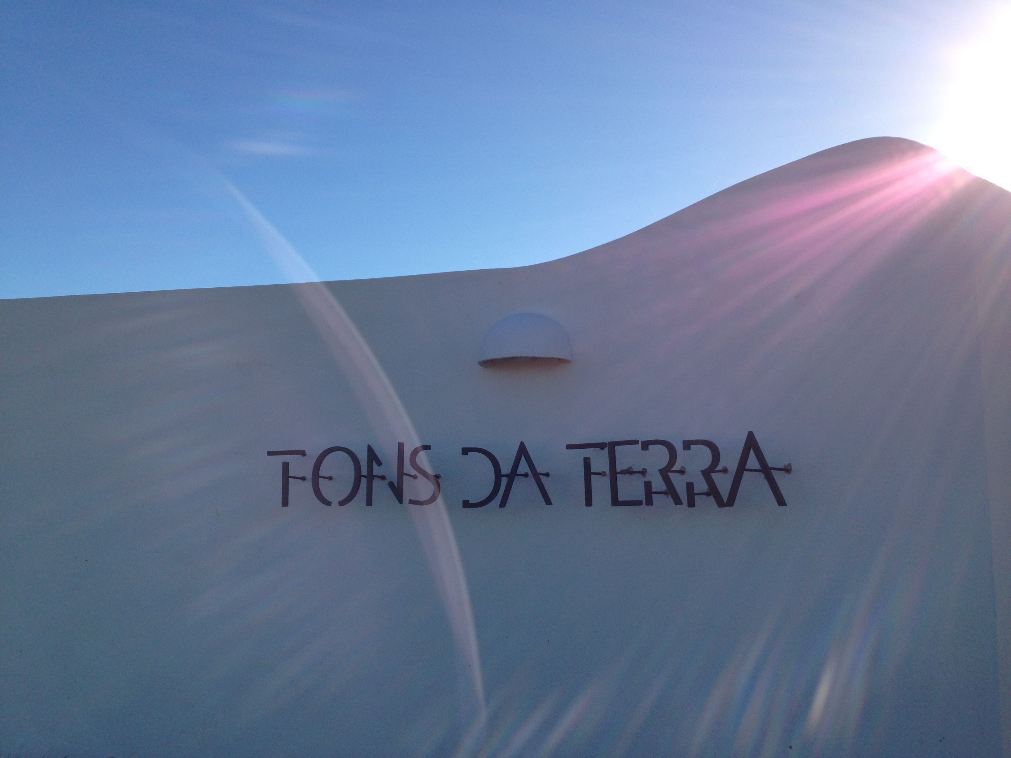 Een bord met de tekst 'FONS DA TERRA' tegen een heldere lucht.