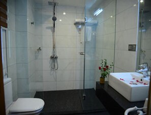 Dusche, Regendusche, kostenlose Toilettenartikel, Haartrockner