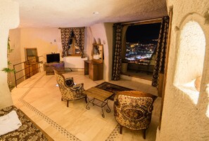 Junior-Suite | Wohnbereich | Flachbildfernseher