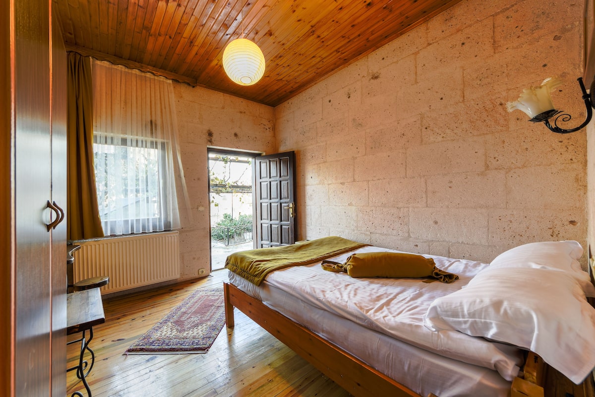 Economy Double Room (104) | In-room safe, desk, soundproofing, free WiFi