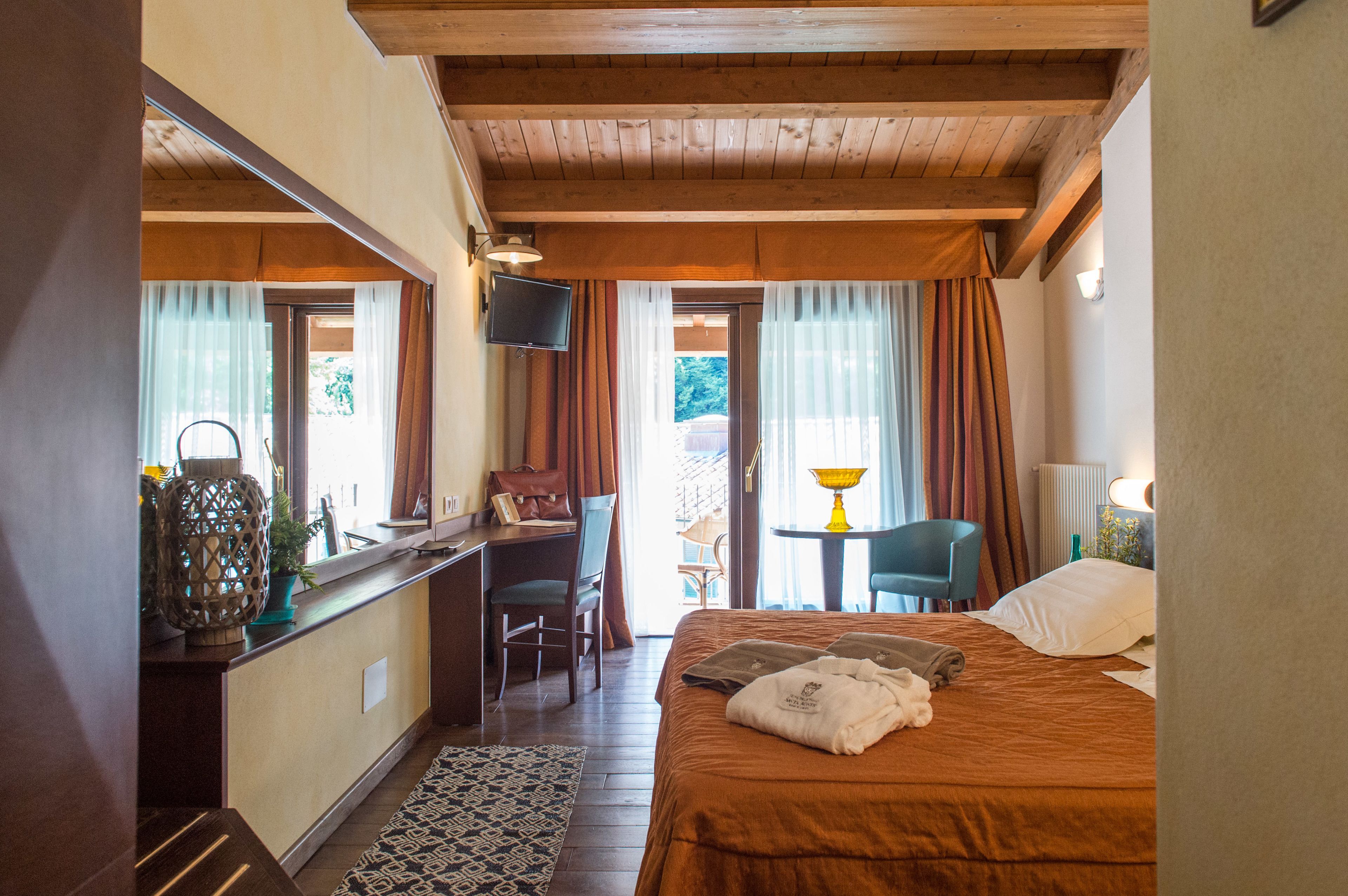 deluxe double or twin room | minibar, in-room safe, desk, free wifi