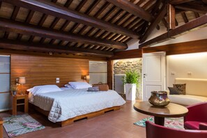 Dobbelt- eller tomannsrom – superior | Minibar, safe på rommet, skrivebord og wi-fi (inkludert)