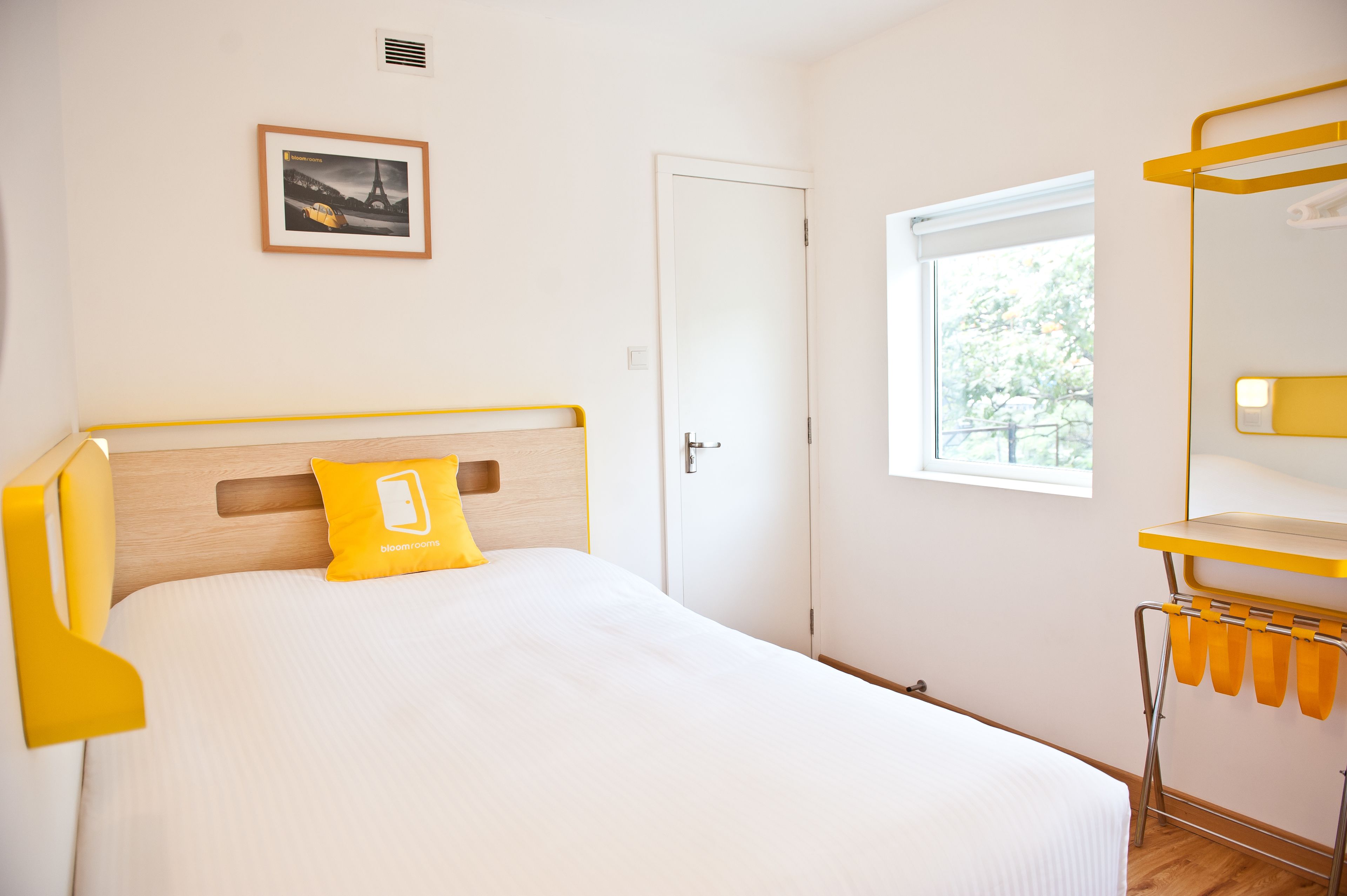 Value Queen | Premium bedding, in-room safe, desk, laptop workspace