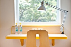 Luxe beddengoed, een kluis op de kamer, een bureau, een laptopwerkplek