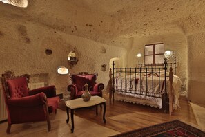 In-room safe, soundproofing, free WiFi, bed sheets - Village Cave House Hotel (Nevsehir)