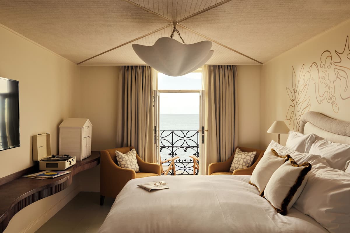 Large Guest Room with Sea View & Balcony | 埃及棉床单、高档床上用品、加厚床垫、客房内保险箱