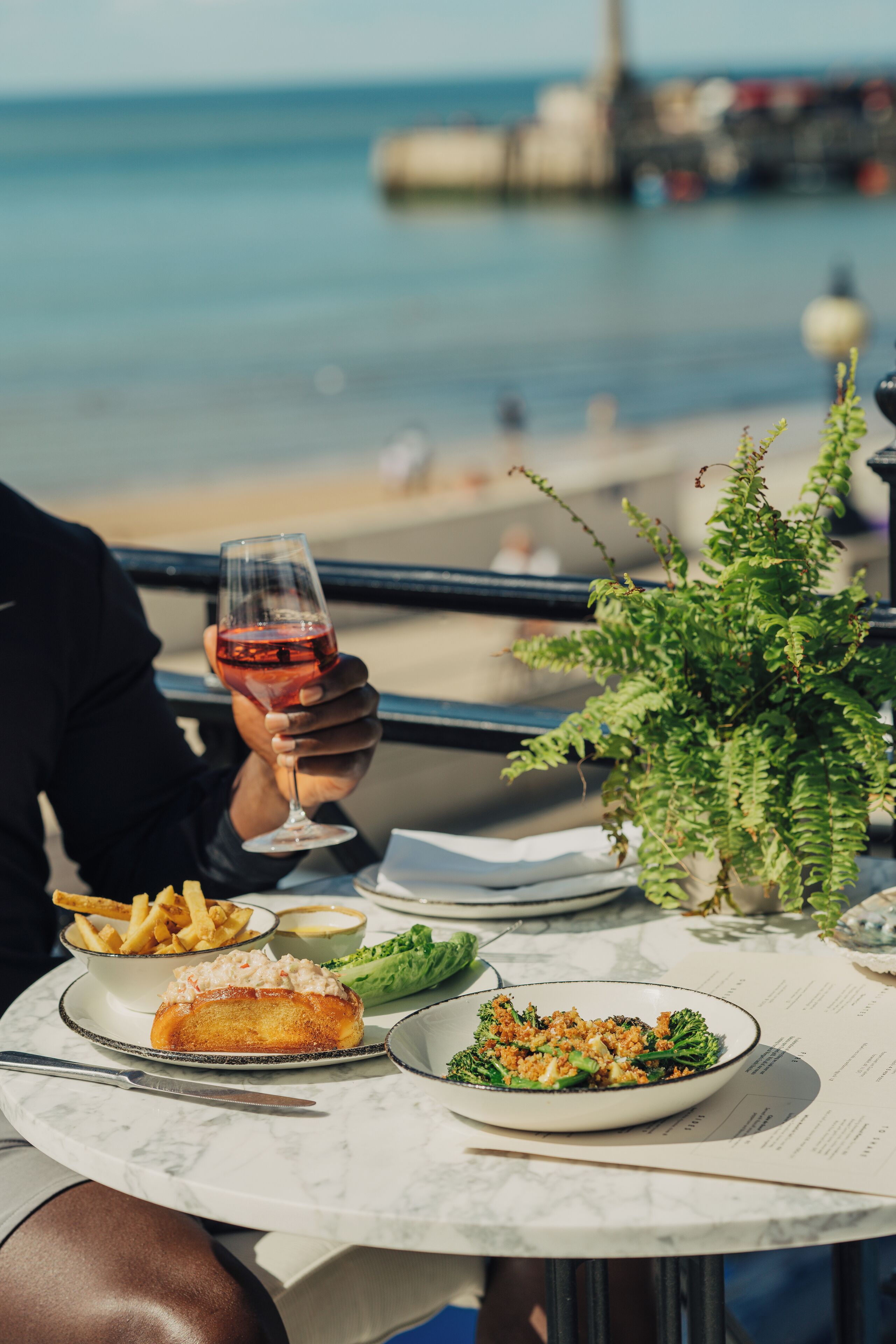 S'hi serveixen esmorzars, dinars, sopars i plats de cuina local 