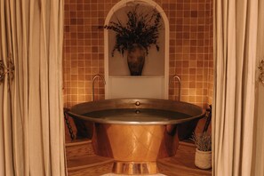 Couples treatment room(s), aromatherapy, hot stone massages