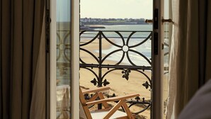 A room with a large window overlooking a beach. - No.42 by GuestHouse Margate (Margate)