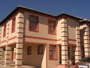 Exterior - Moshitametsi Guesthouse (Kempton Park)