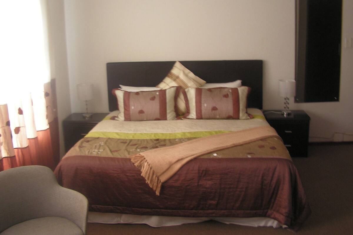 Habitación Confort doble de uso individual, 1 cama de matrimonio, vistas a la ciudad | 10 dormitorios, escritorio, tabla de planchar con plancha